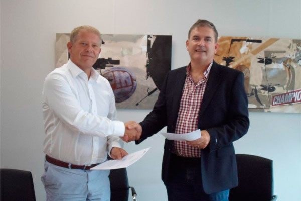 Erik de Graaf of CPM and Con Lynch of CFE signing agreement in Amsterdam
