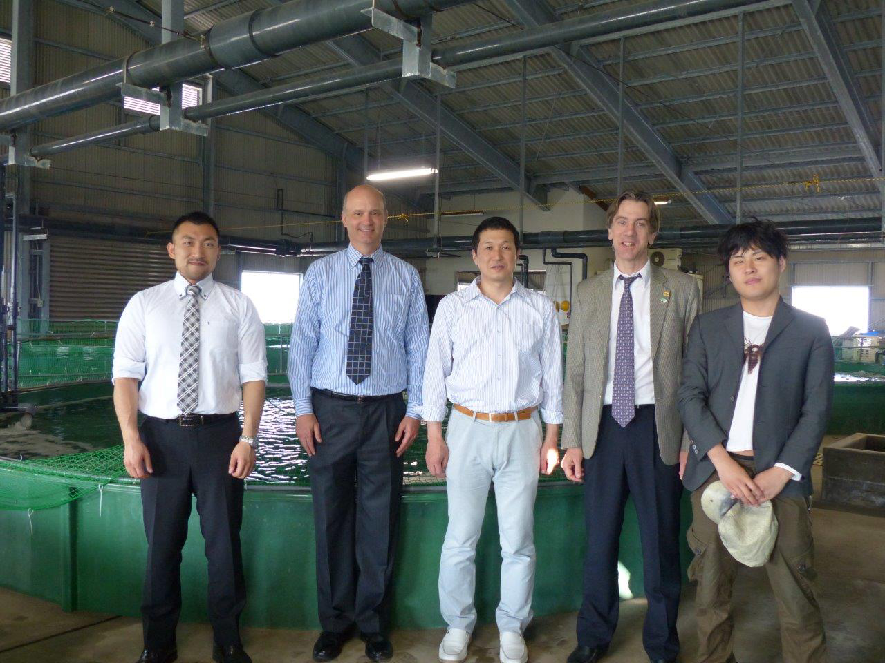 Kei Nakayama, Keith Filers, Prof. Haruhisa Fukada, Serge Corneillie and Mr. Hiroshi Yabuki launching the Research Alliance partnership Alltech-Kochi aqua facility in Konan city, Kochi, Japan)