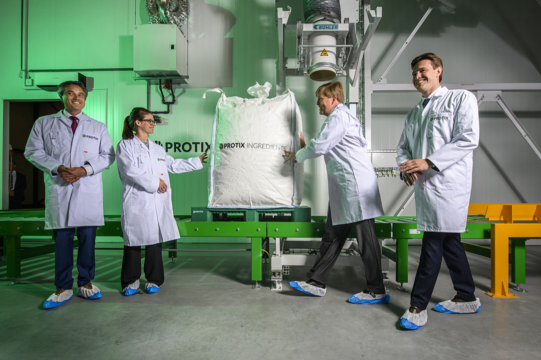 The Dutch King officially completed the opening by handing over a first load of insect protein to Skretting, the fish feed division of Nutreco. Photo: Corne de Weert
