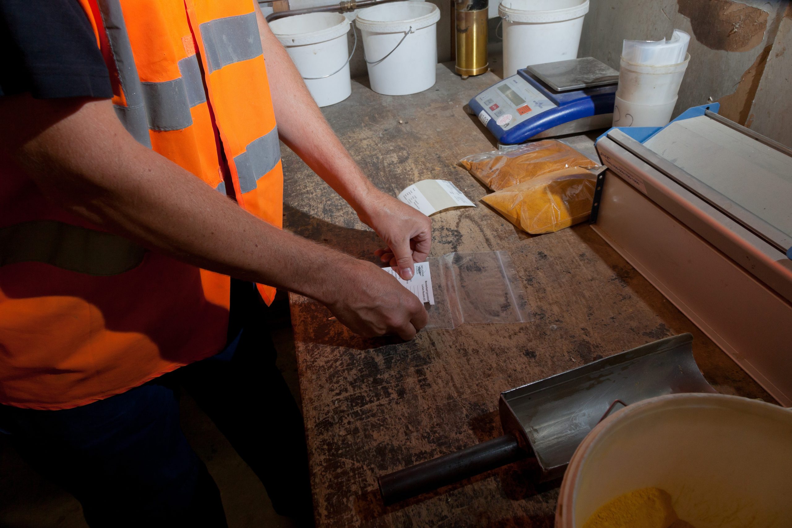 Analysing a feed sample. Making sure that the feed is free of bacteria helps in keeping the animals healthy. Photo: Joris Telders