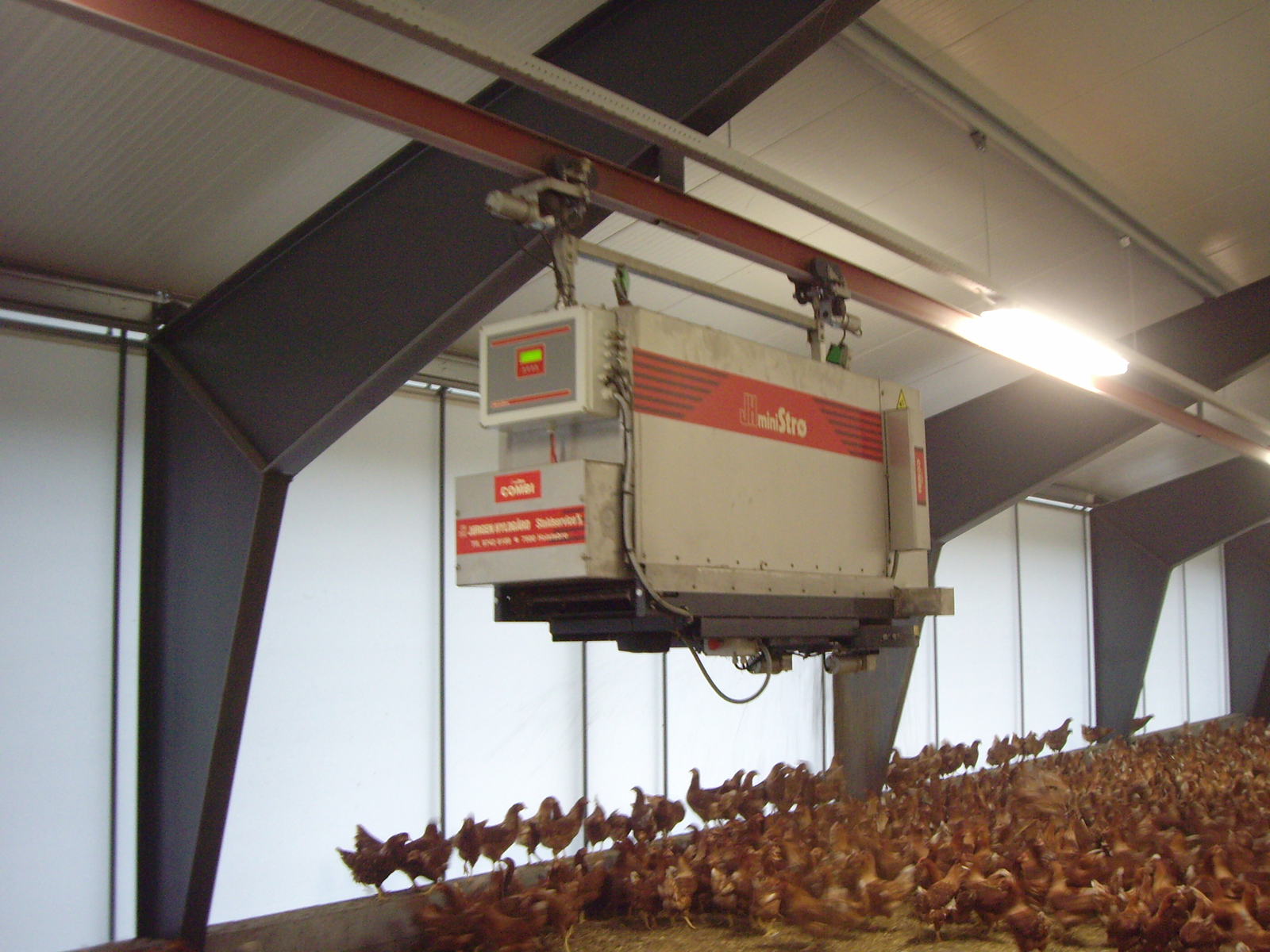 Automatic on-rail feeding mixer system for pigs and poultry
