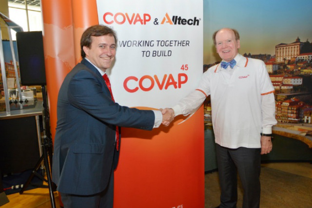 Announcing a new on-farm dairy program in Spain (from left to right) are Mr. Emilio de Leon, production manager, COVAP, alongside Dr. Pearse Lyons, founder and president of Alltech.