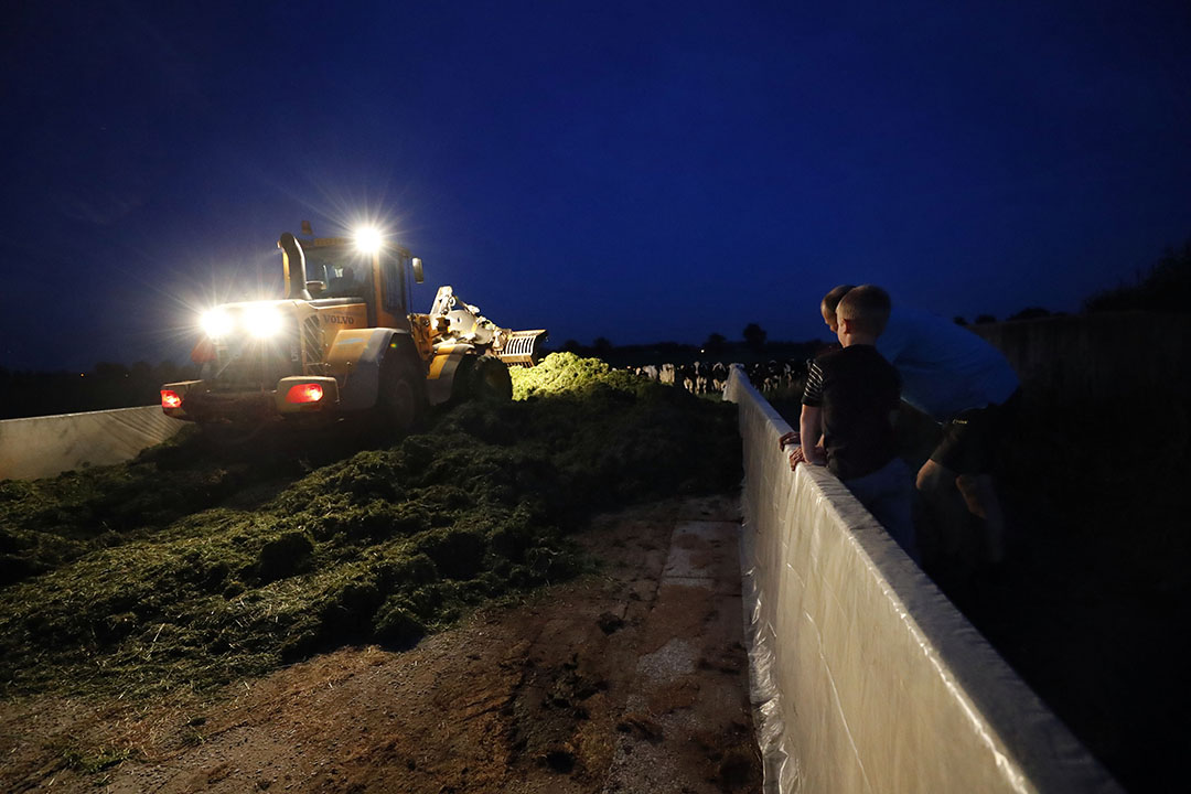 With silage-making going on until late in the night, make sure that all lights work properly. Photo: Bert Jansen