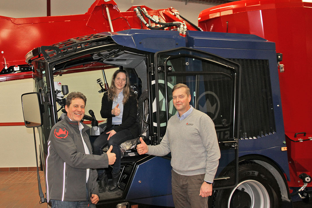 Kristine B. Pedersen and Ole Jörgen Baarlid, product managers at Eikmaskin AS, and Richard Vogt, Export Manager at Siloking, agree to cooperate in exclusive distribution of Siloking feed mixers in Norway. Photo: Siloking