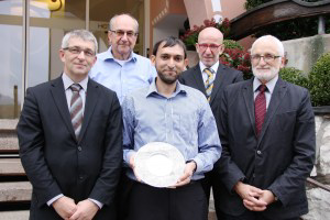 Best of class Ahmed Hassan Chaudry (with shield) is surrounded by (left to right) Marco Baumann (Head of the Bühler Feed market segment), Urs Wuest (SFT Board Member), Ernst Nef (School Director of the SFT) and Peter Hofer (SFT Board Member).