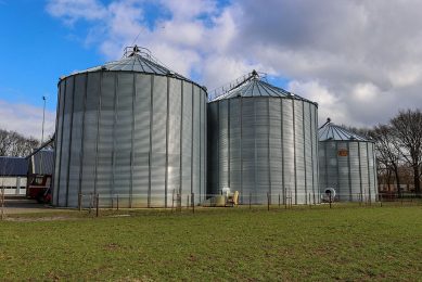 Many problems can be alleviated if the feed is stored in silos. Photo: Bert Jansen