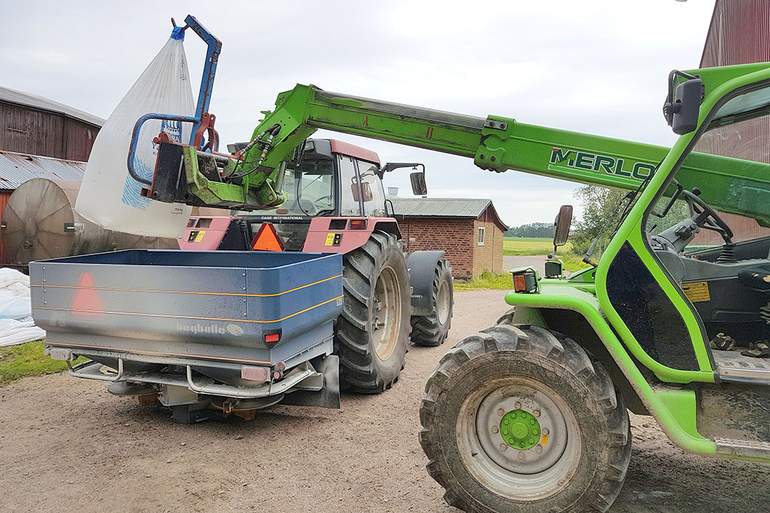 Loading fertiliser into the Bogballe M2 spreader with the Merlo telehandler. Photo: Picasa