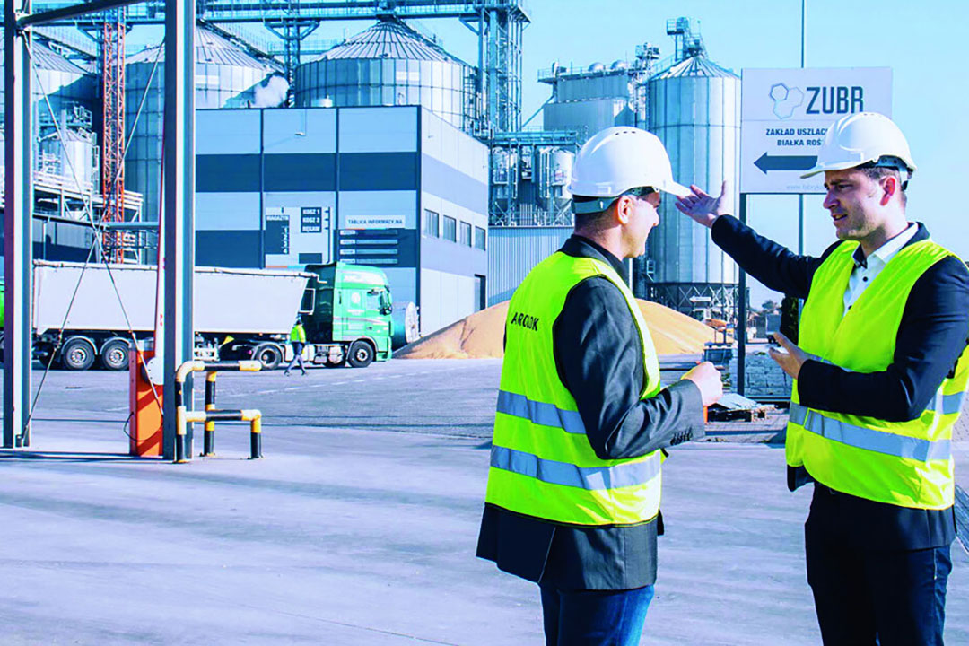 Kamil Kaliski and Markus Lukaszczuk (from left) in front of the AGROLOK plant built by AMANDUS KAHL.