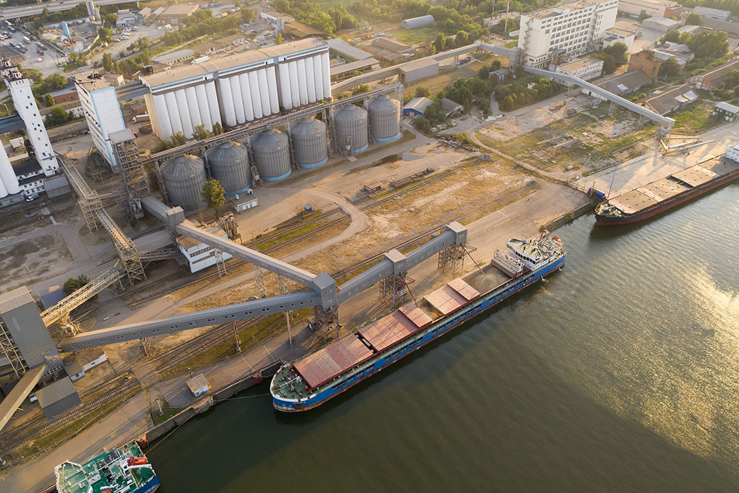 The import and export of raw materials and equipment has been hampered by Western sanctions against Russian banks combined with transportation problems.  Photo: Scharfsinn