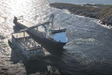 Ship in Norway with FM Bulk Handling – Fjordvejs ship unloader loading fish feed. Photo: FM Bulk Handling