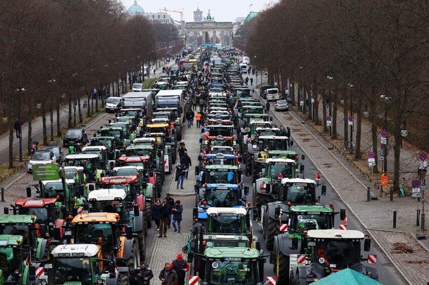 German farmers protest with tractors against the planned cut of vehicle tax subsidies in Berlin.  Photo: Christian Mang