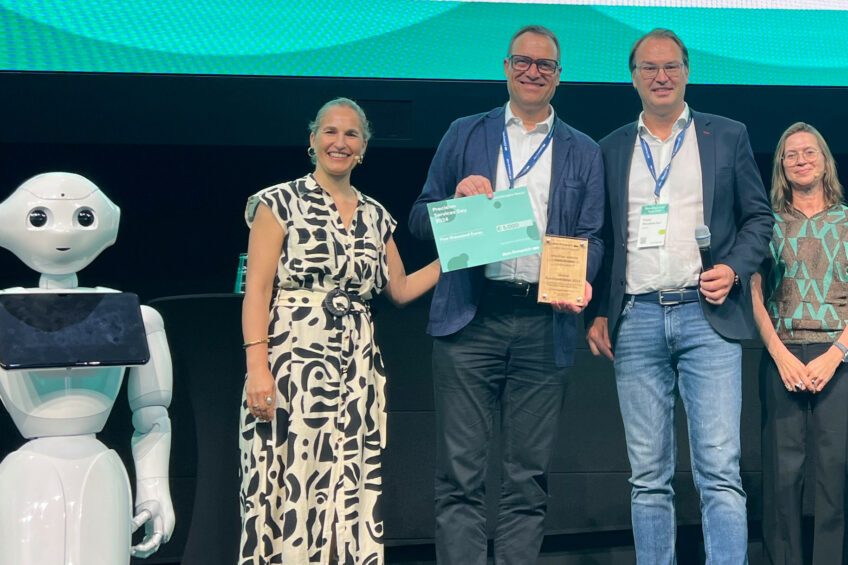 :smaXtech CEO Stefan Scherer accepts the dsm-firmenich Digital Distruptor Award (ltr: Corinne Bonadei, head of precision services at dsm-firmenich Animal Nutrition & Health, Stefan Scherer, CEO strategy & sales at smaXtech, Franz Waxenecker, senior director precision services at dsm-firmenich Animal Nutrition & Health, Dr Eva Binder, head of translational science at dsm-firmenich Animal Nutrition & Health). Photo: dsm-firmenich