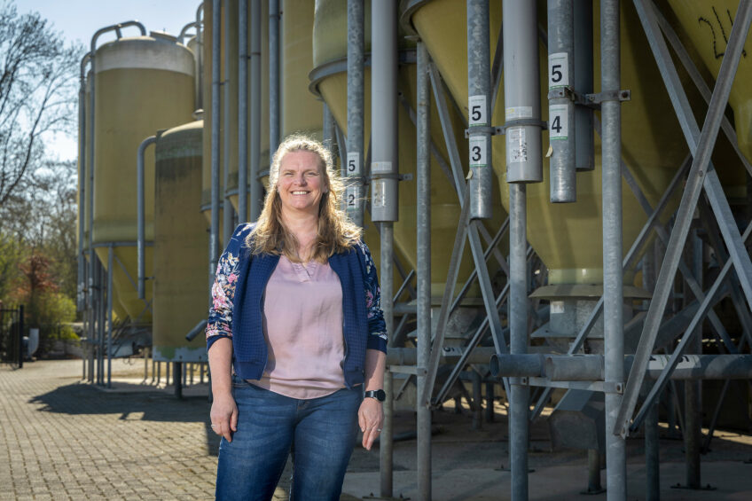 Xandra Benthem de Grave on the SowModel: "The model provides valuable insights. When sows experience deficiencies during different phases of the production cycle, expected results are not achieved. Either you adjust those factors, or you revise your expectations. Together with your feed advisor, as a sow farmer, you can make well-founded decisions. "Photo: Koos Groenewold